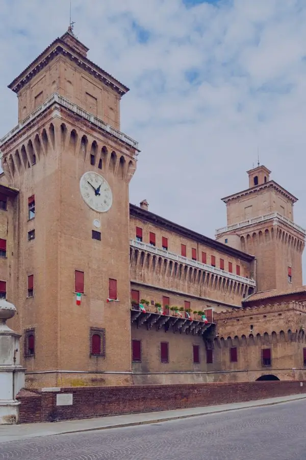 Vista su monumento della città di Ferrara dove Luca Pozzati offre servizi ncc per tour turistici