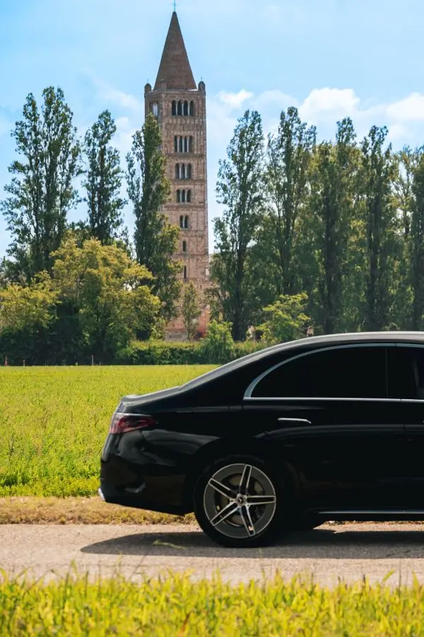Un auto elegante del servizio di noleggio con conducente di Luca Pozzati a Ferrara, Bologna, Ravenna e Venezia