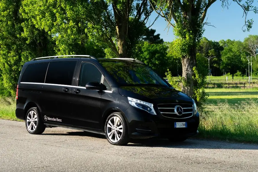 Il Mercedes Classe V a sette posti per noleggio con conducente per gruppi e famiglie di Luca Pozzati